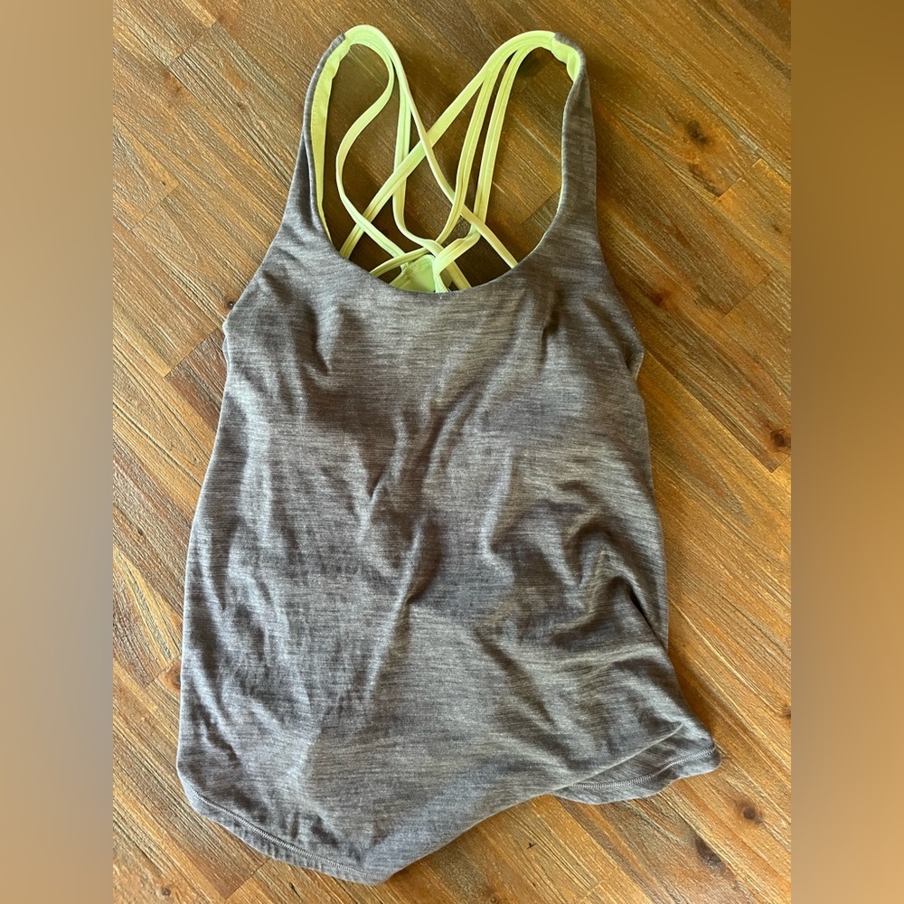 size 4 lululemon top w built in bra